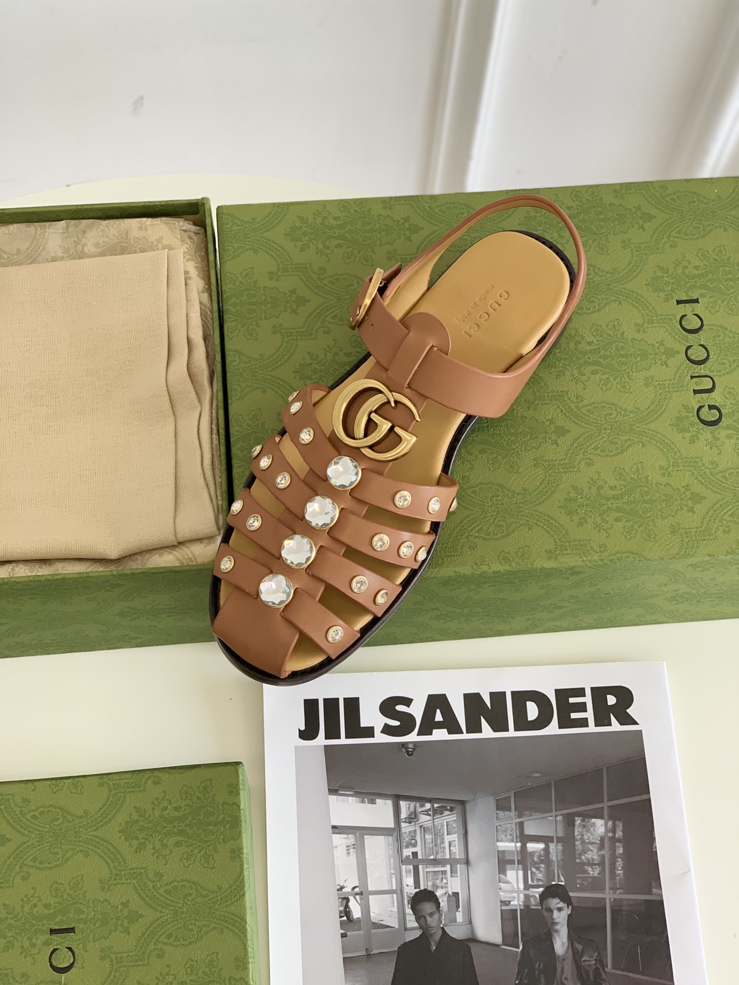 G*u*i sandals