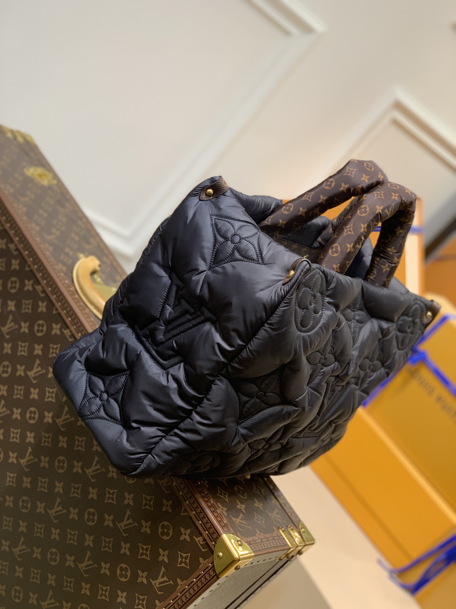 l0*is V*t0n onthego handbag-41*34*19cm