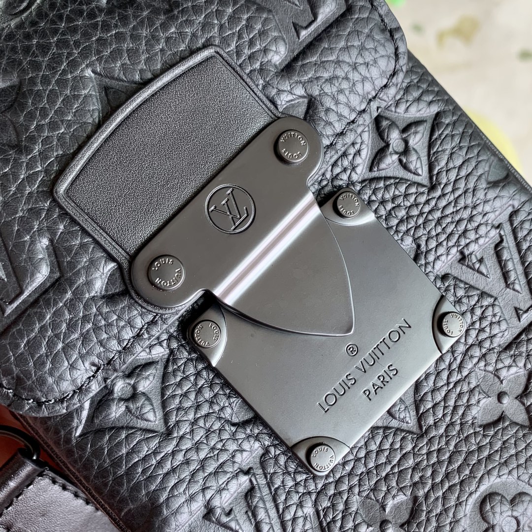 l0*is V*t0n s-lock vertical wearable handbag-12*19*7cm