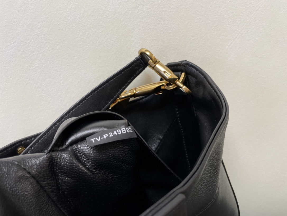 Va1e*ntin0 garavani studsign-28*22*7cm