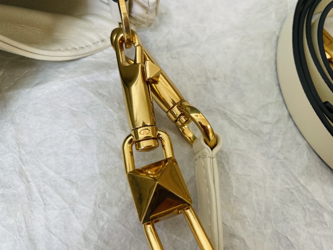 Va1e*ntin0 garavani studsign-28*22*7cm