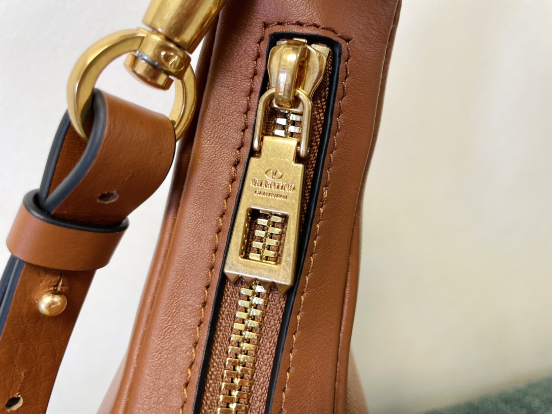 Va1e*ntin0 garavani studsign-26*30*7cm