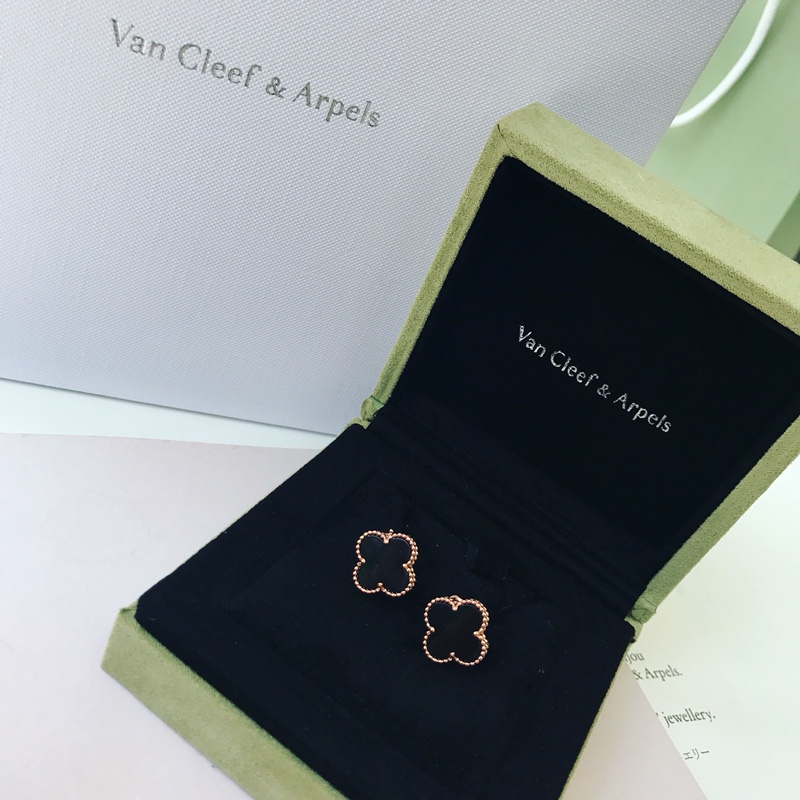 V*N CL*F &arpels earring