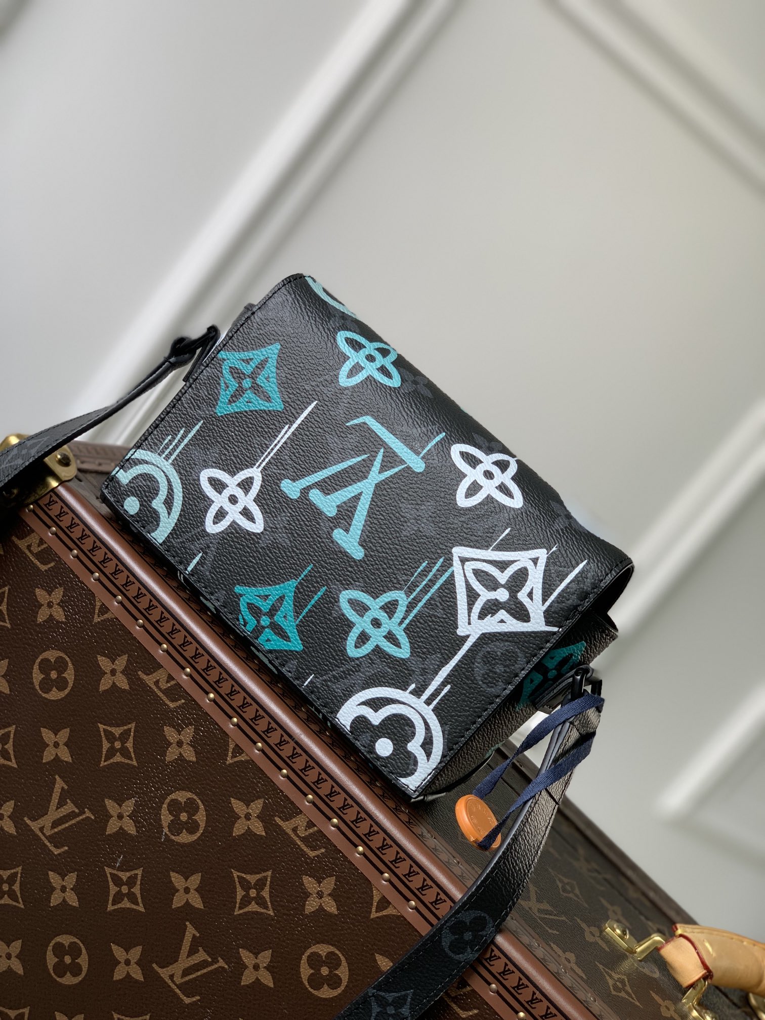 l0*is V*t0nsteamer bag-18x 11x 6.5cm