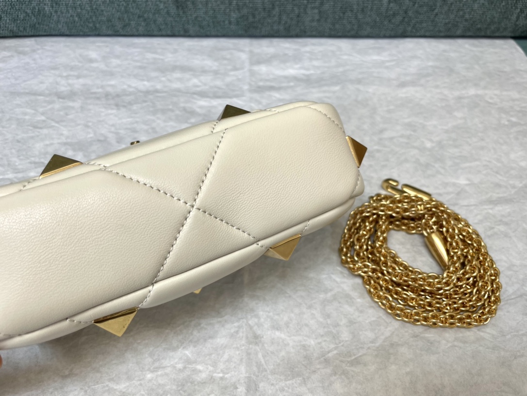 Valentin0 Garavani Roman Stud-Mini Size-19x13x6CM