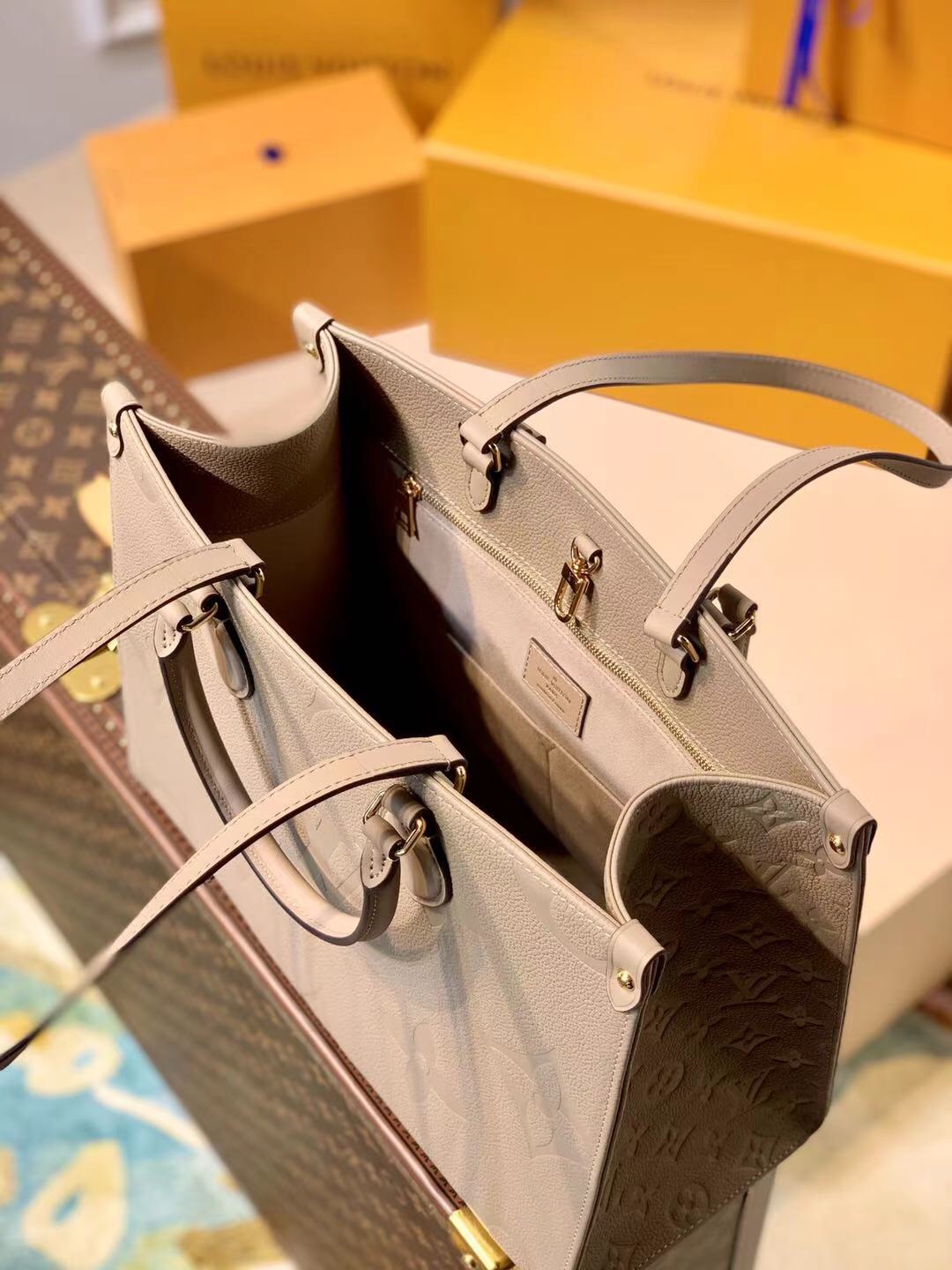 l0*is V*t0n small onthego handbag-35*28*15cm