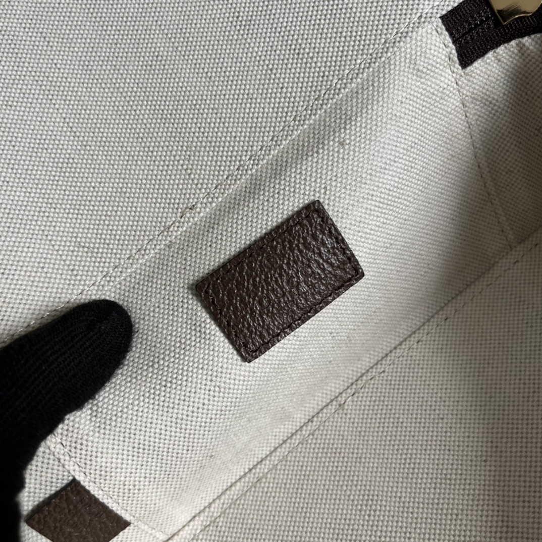 G*u*i pouch-22*8*14cm