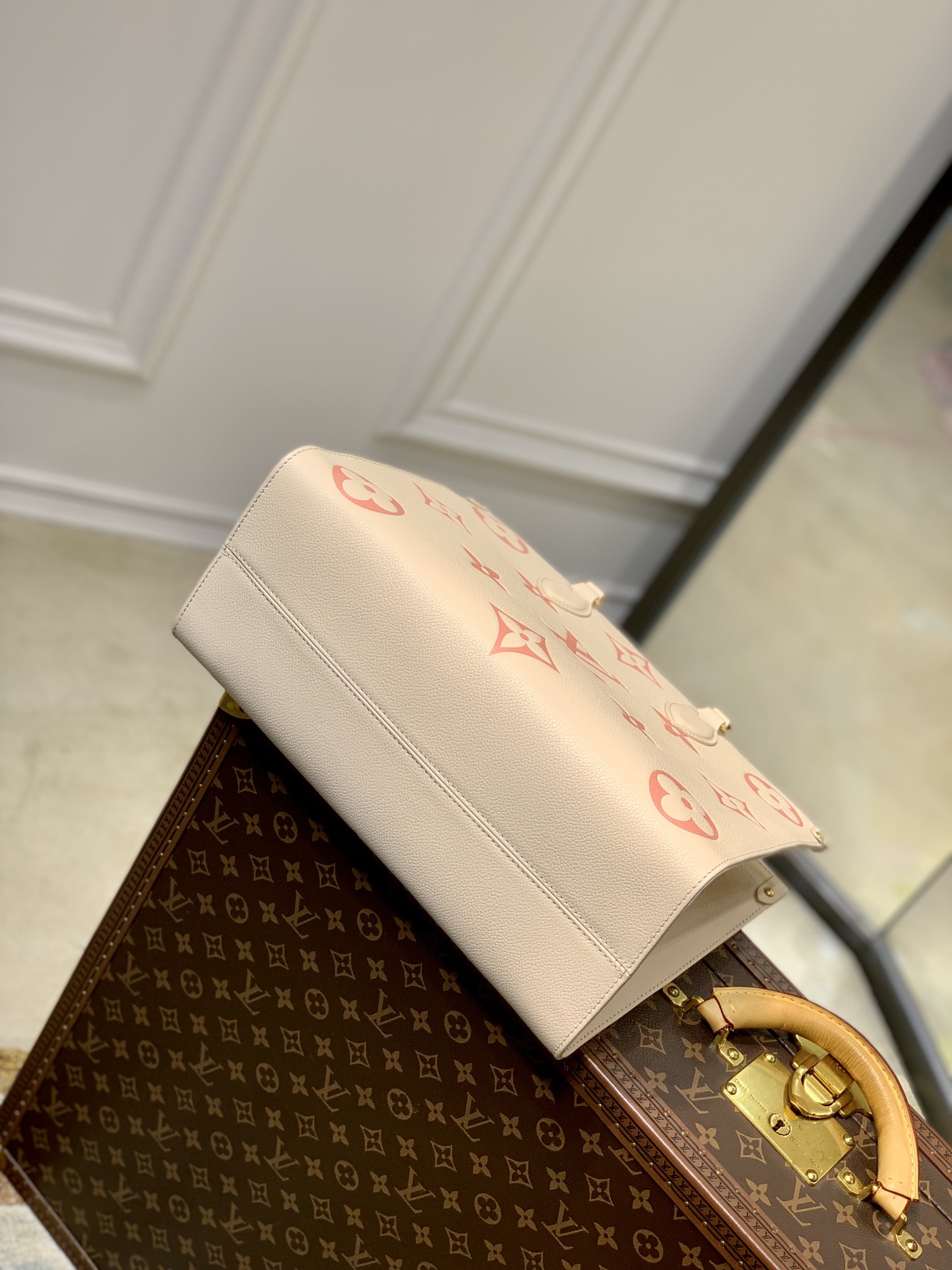 l0*is V*t0n x ykonthego handbag-35 x 27 x 14 cm