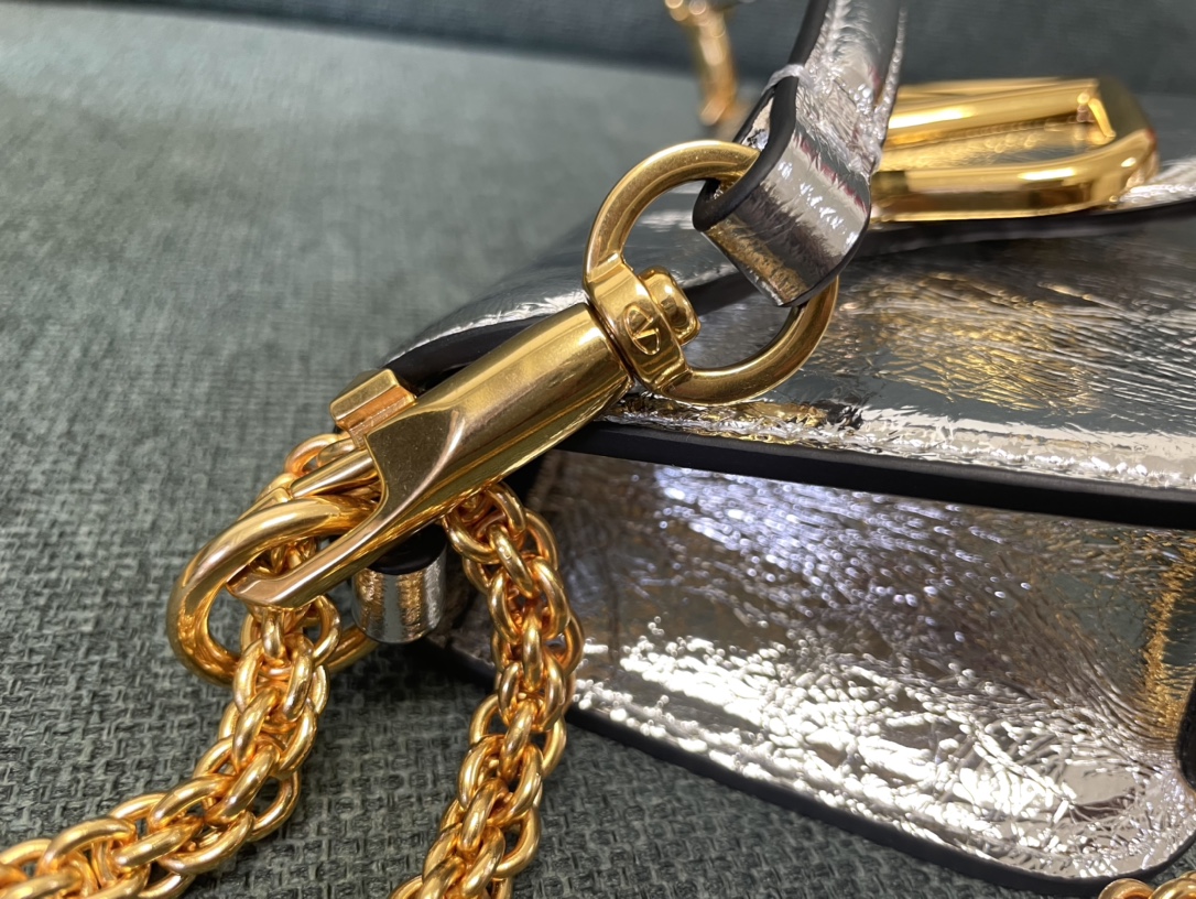 Va1e*ntin0 garavani mini loc-20x 11x5cm