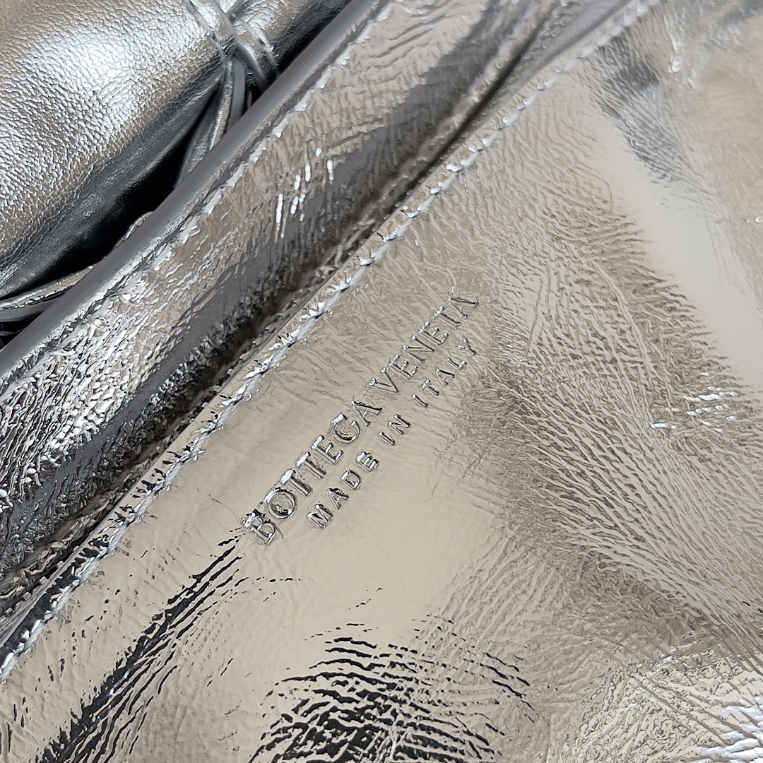 bo*te*ga Ve*ne*ta cassette bag-19*4*12cm