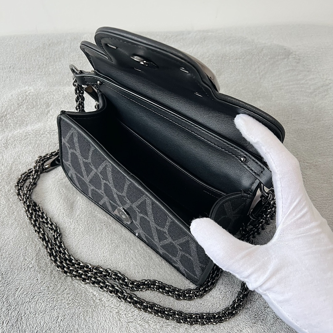 Va1e*ntin0 garavani mini loc-20x 11x5cm