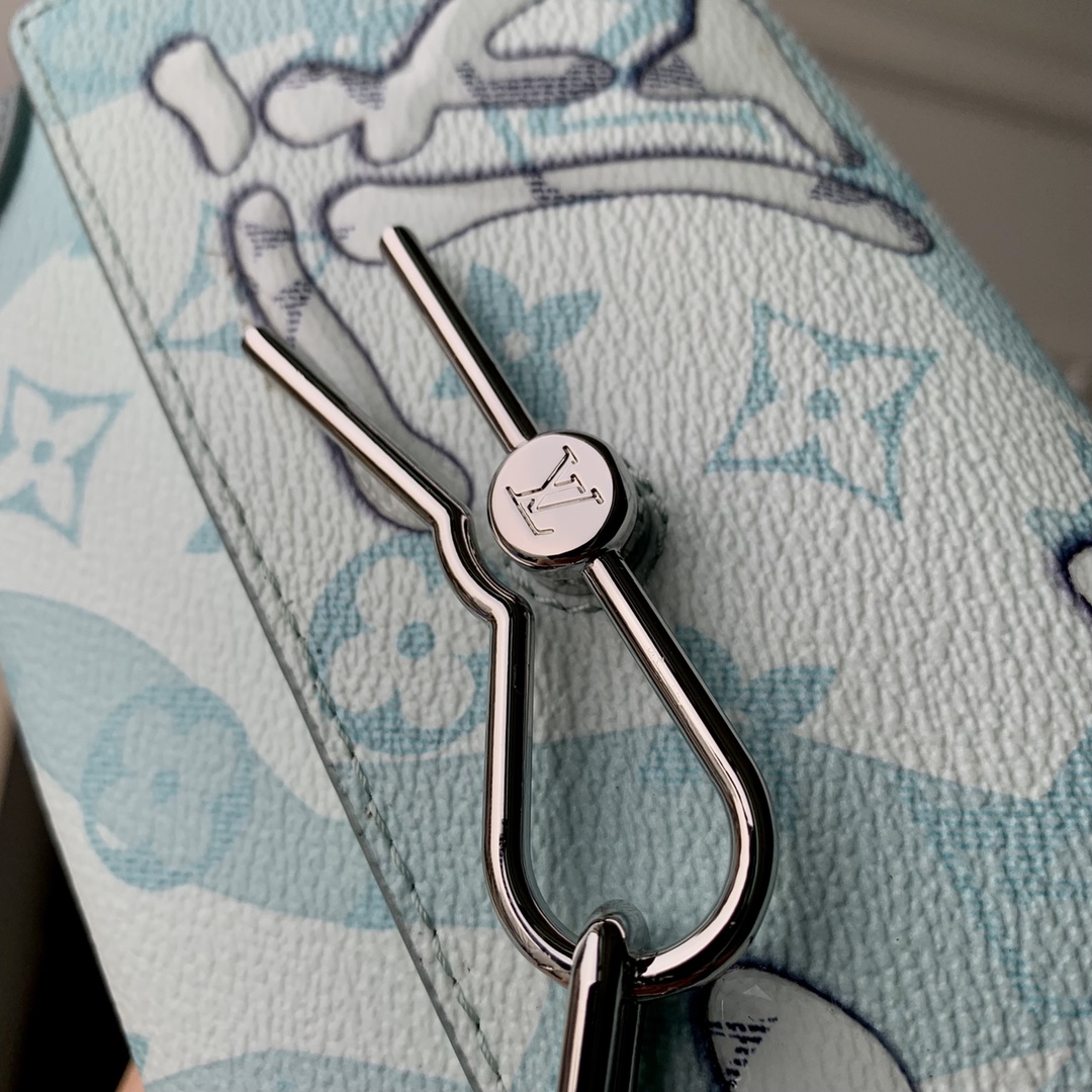 l0*is V*t0nsteamer bag-18x 11x 6.5cm