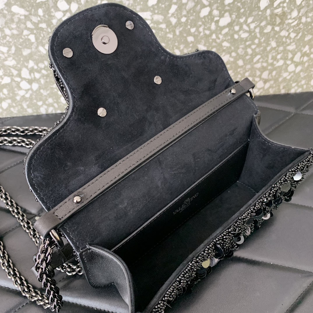 Va1e*ntin0 garavani mini loc-19✖️10.5✖️5cm