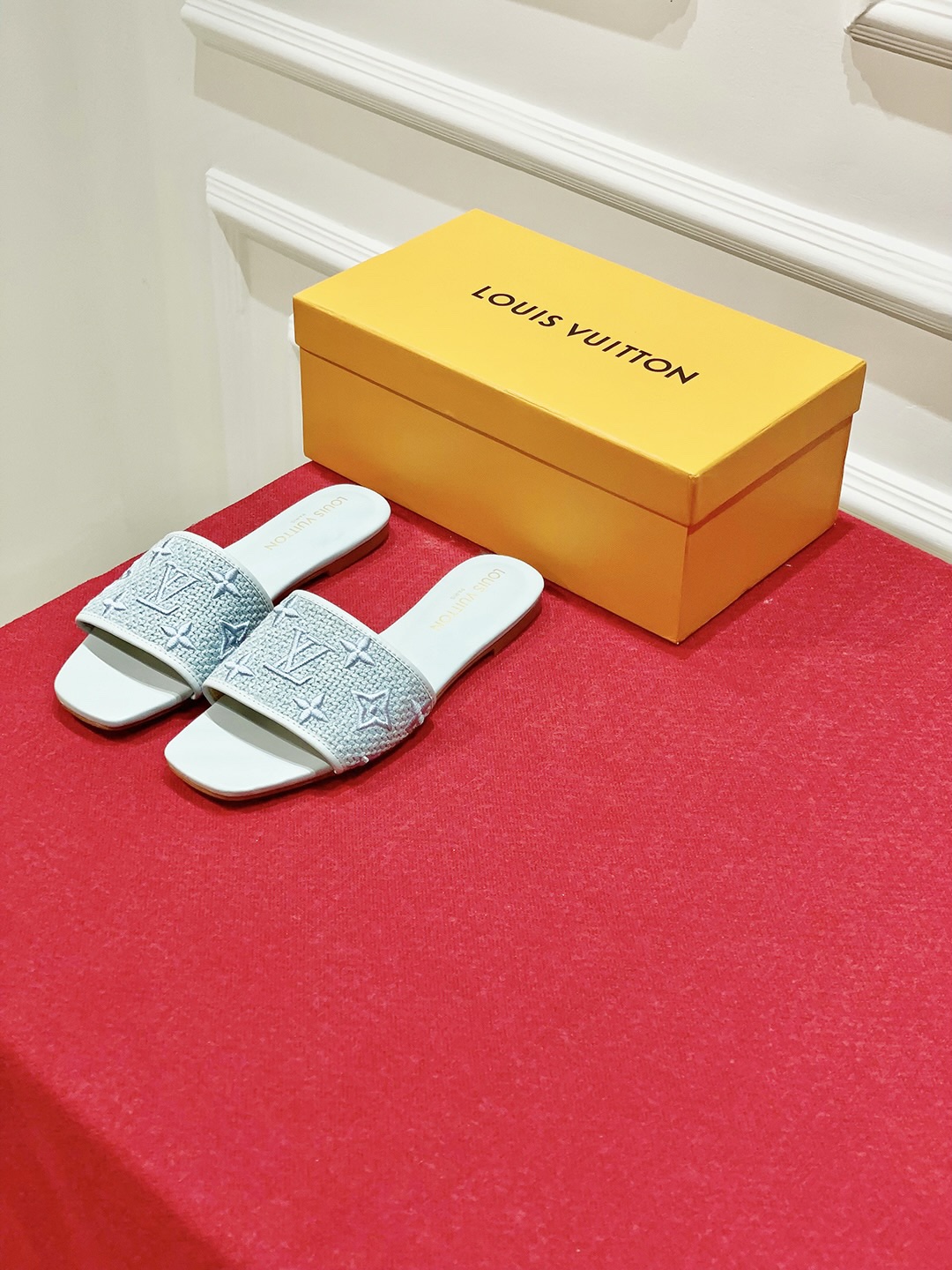 l0*is V*t0n slippers