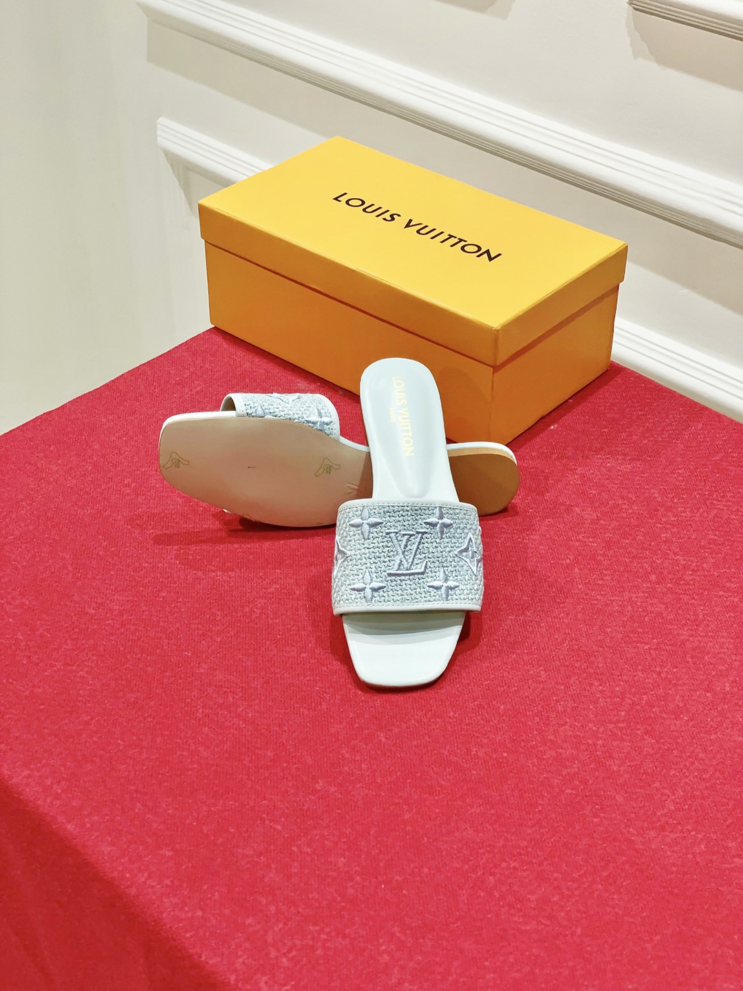 l0*is V*t0n slippers