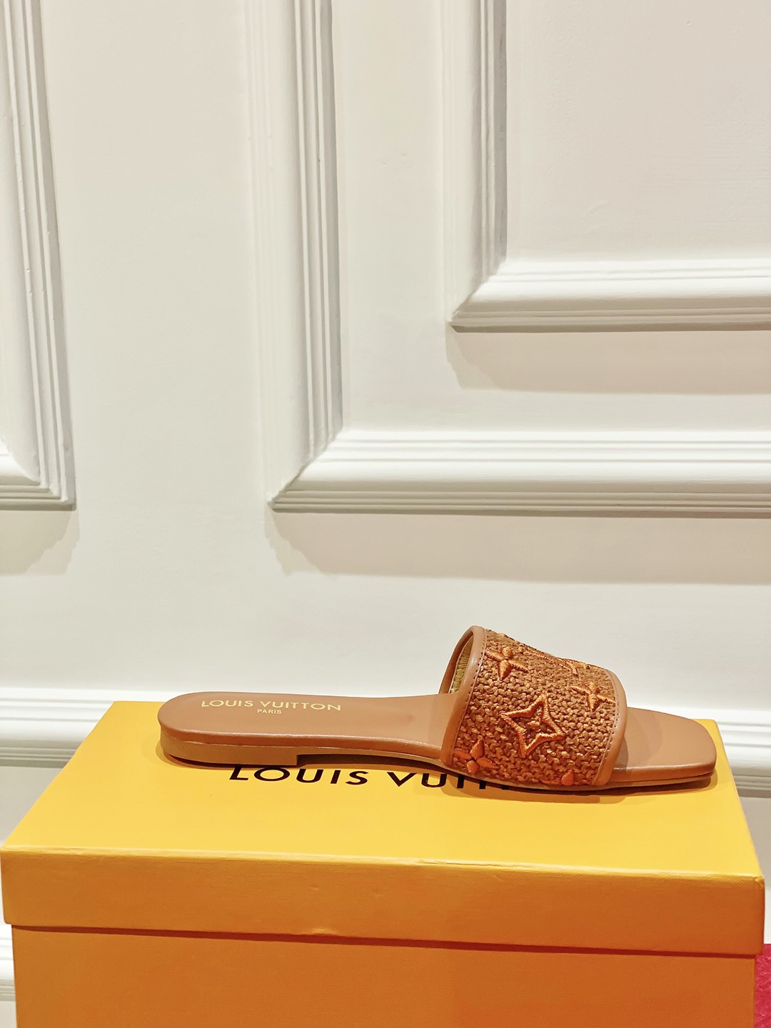 l0*is V*t0n slippers