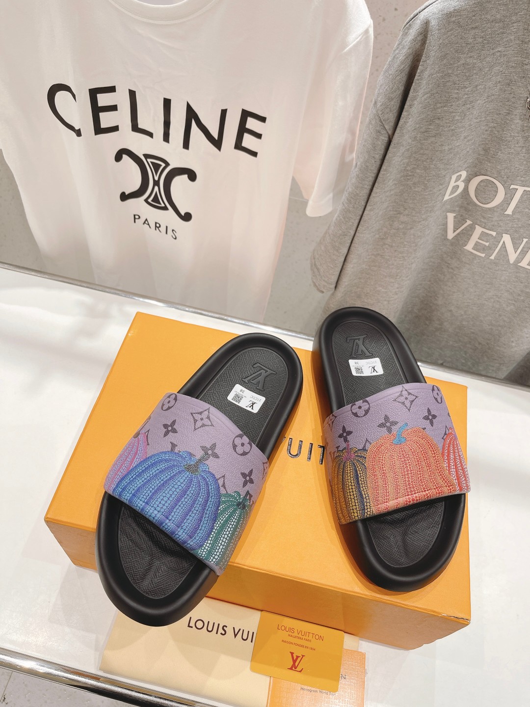 l0*is V*t0n slippers