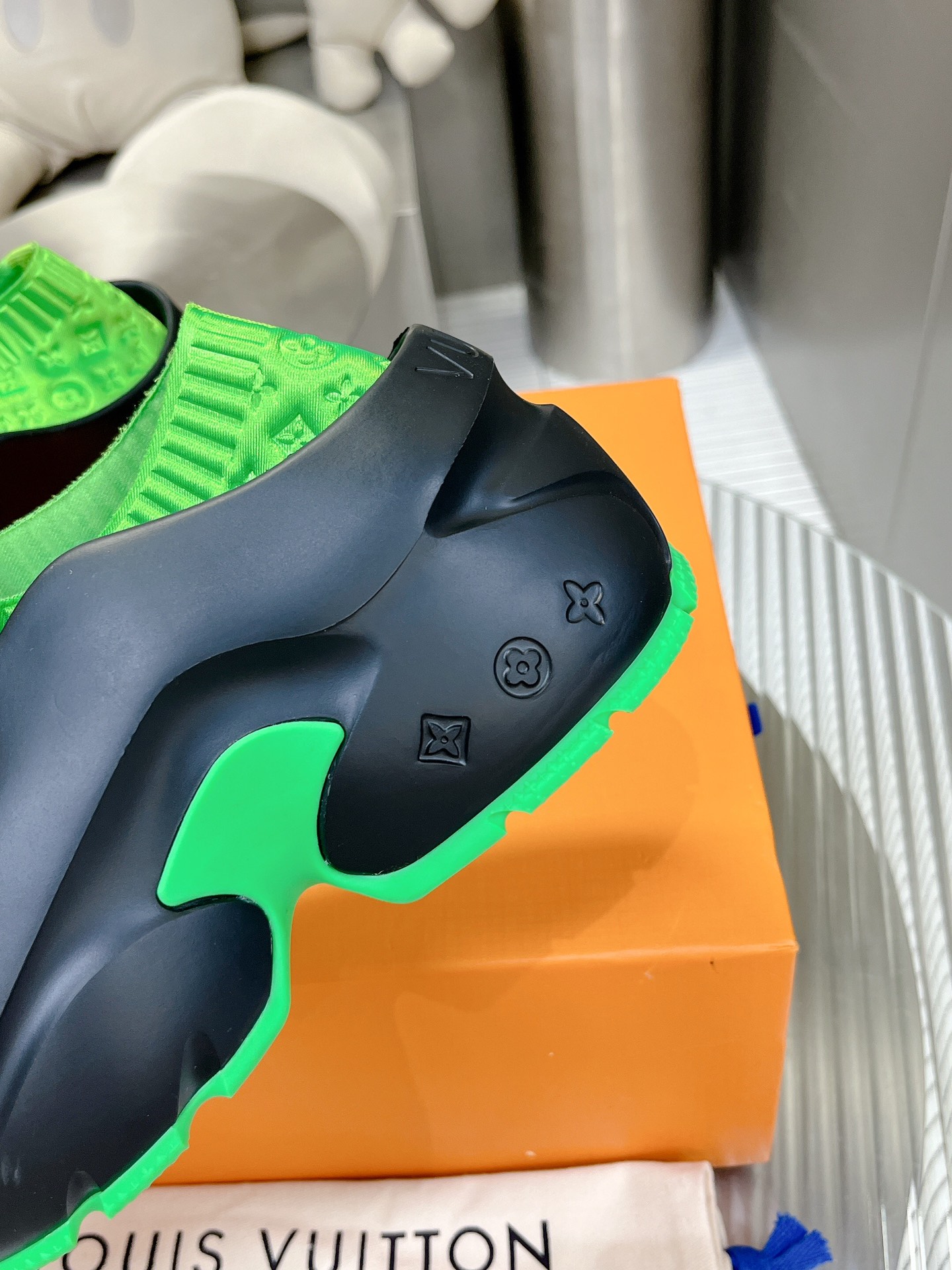 l0*is V*t0n shark clog slippers(eu35-40)