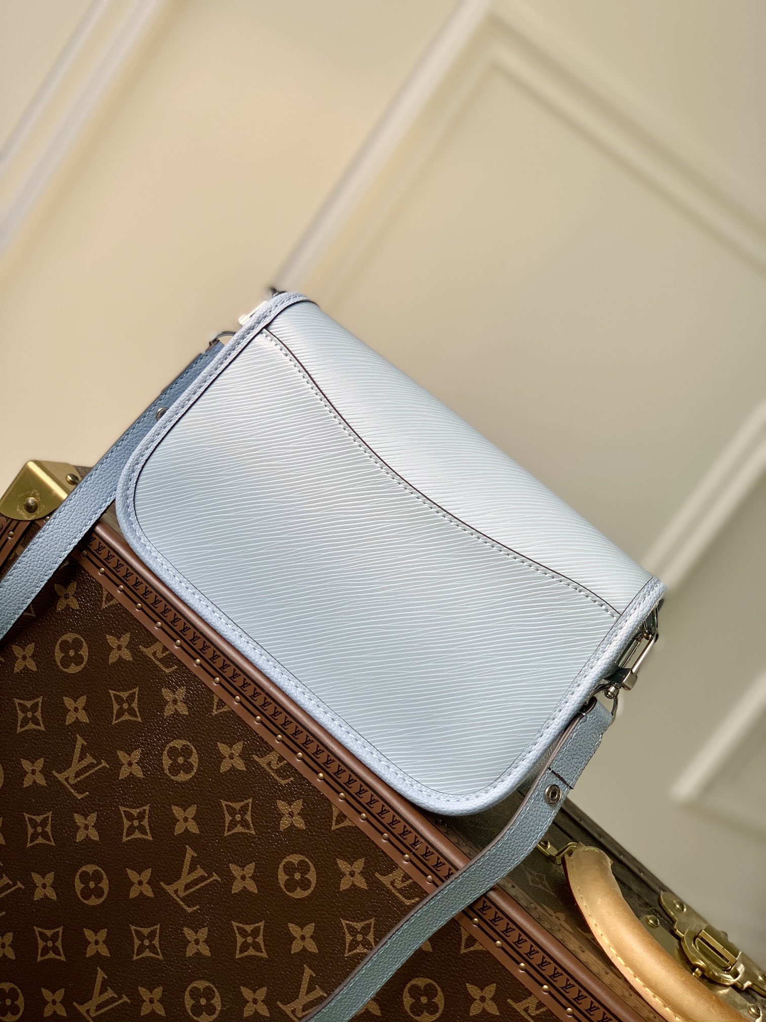 l0*is V*t0n buci handbag-24.5 x 15.5 x 9cm