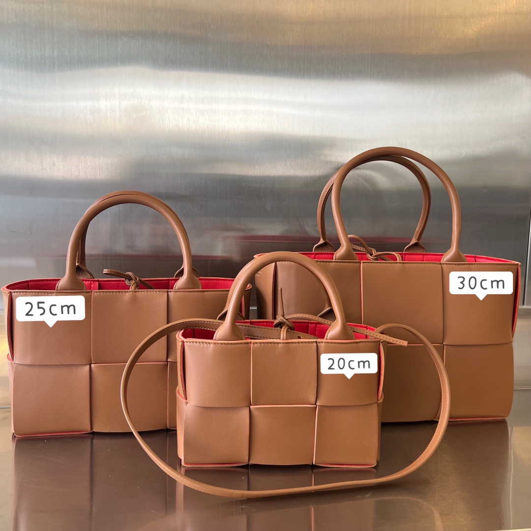 bo*te*ga Ve*ne*ta arco bag