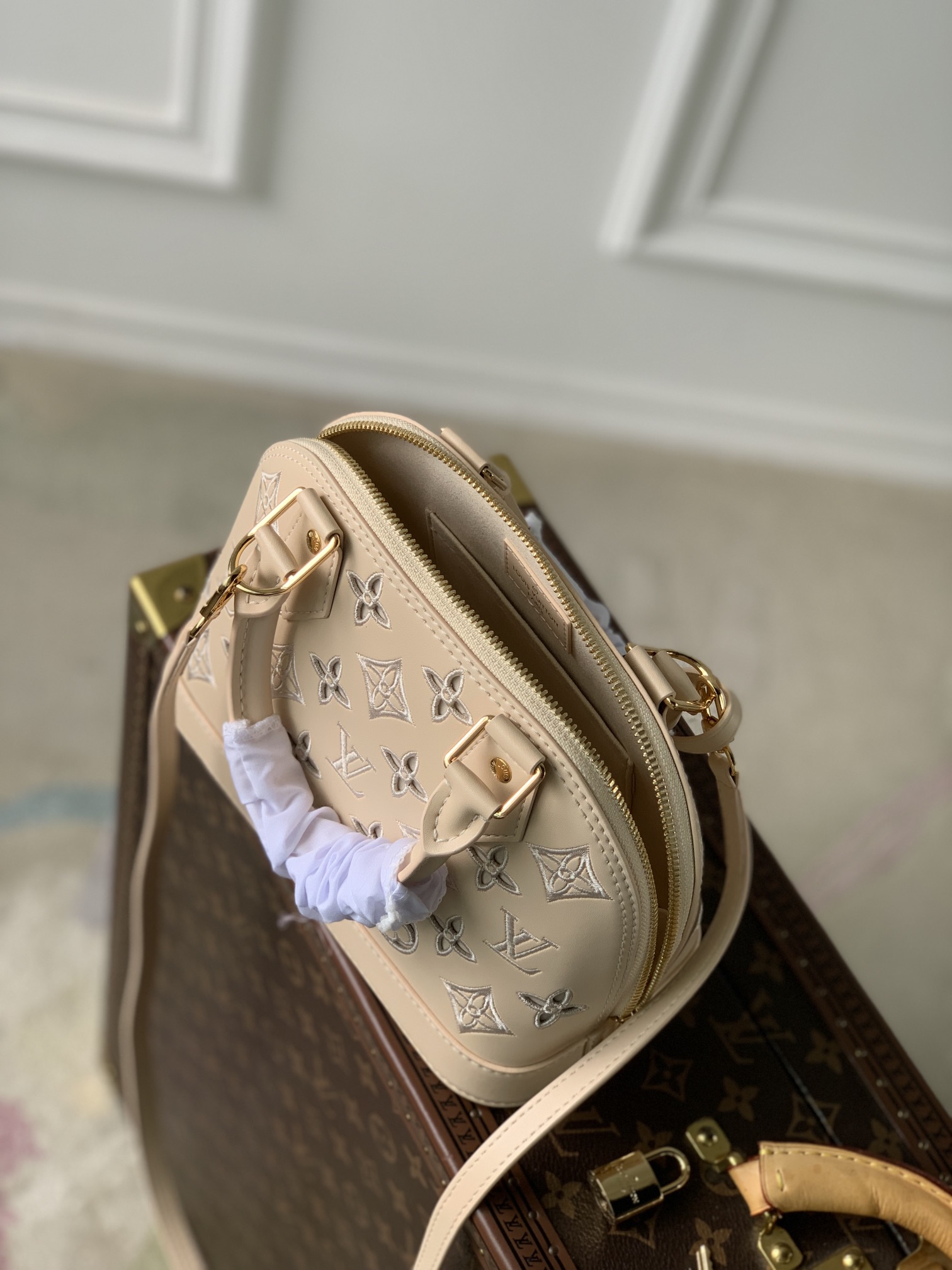 l0*is V*t0n m22878 alma bb-23.5 x 17.5 x 11.5cm