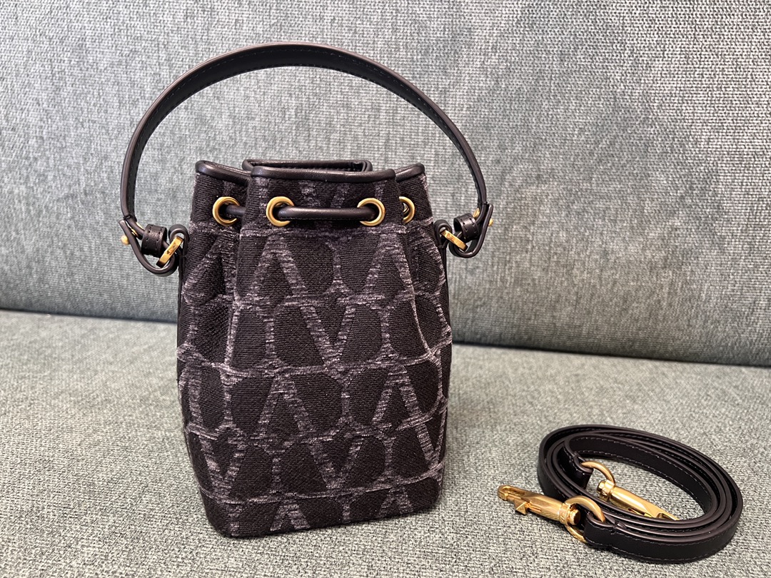 Va1e*ntin0 garavanivlogo signature bag-12*18*10cm