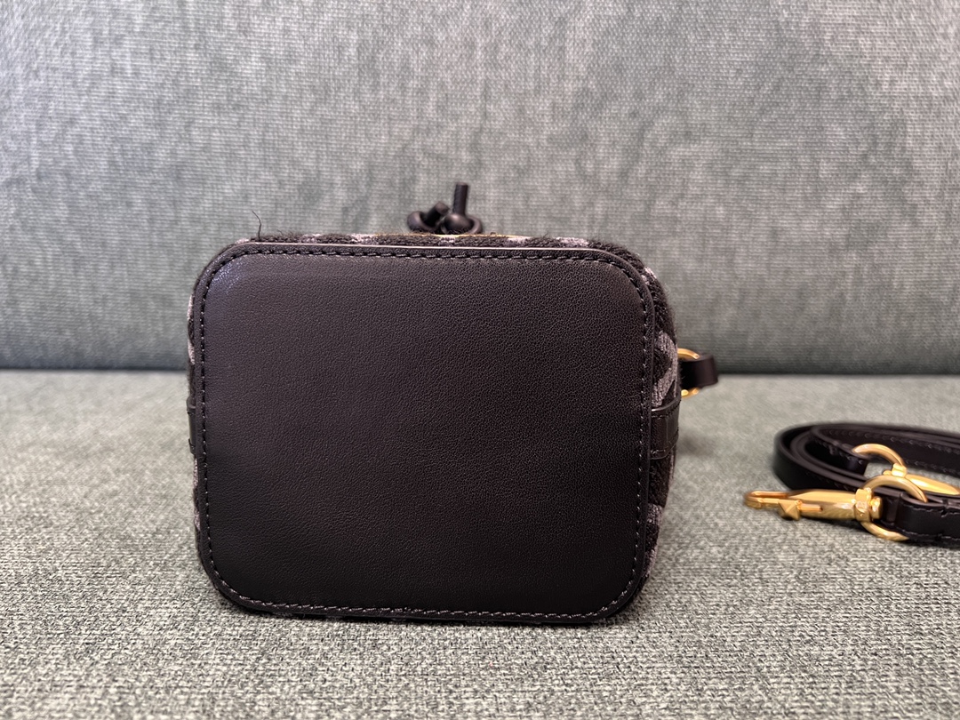 Va1e*ntin0 garavanivlogo signature bag-12*18*10cm