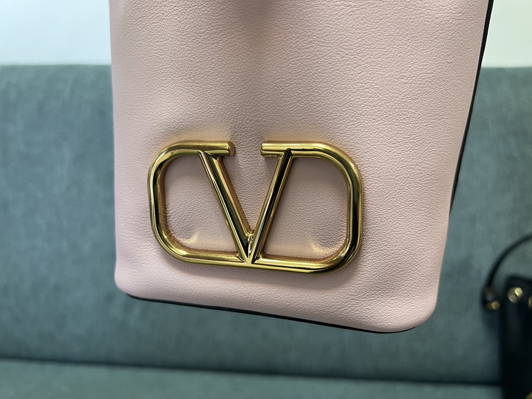 Va1e*ntin0 garavanivlogo signature bag-12*18*10cm