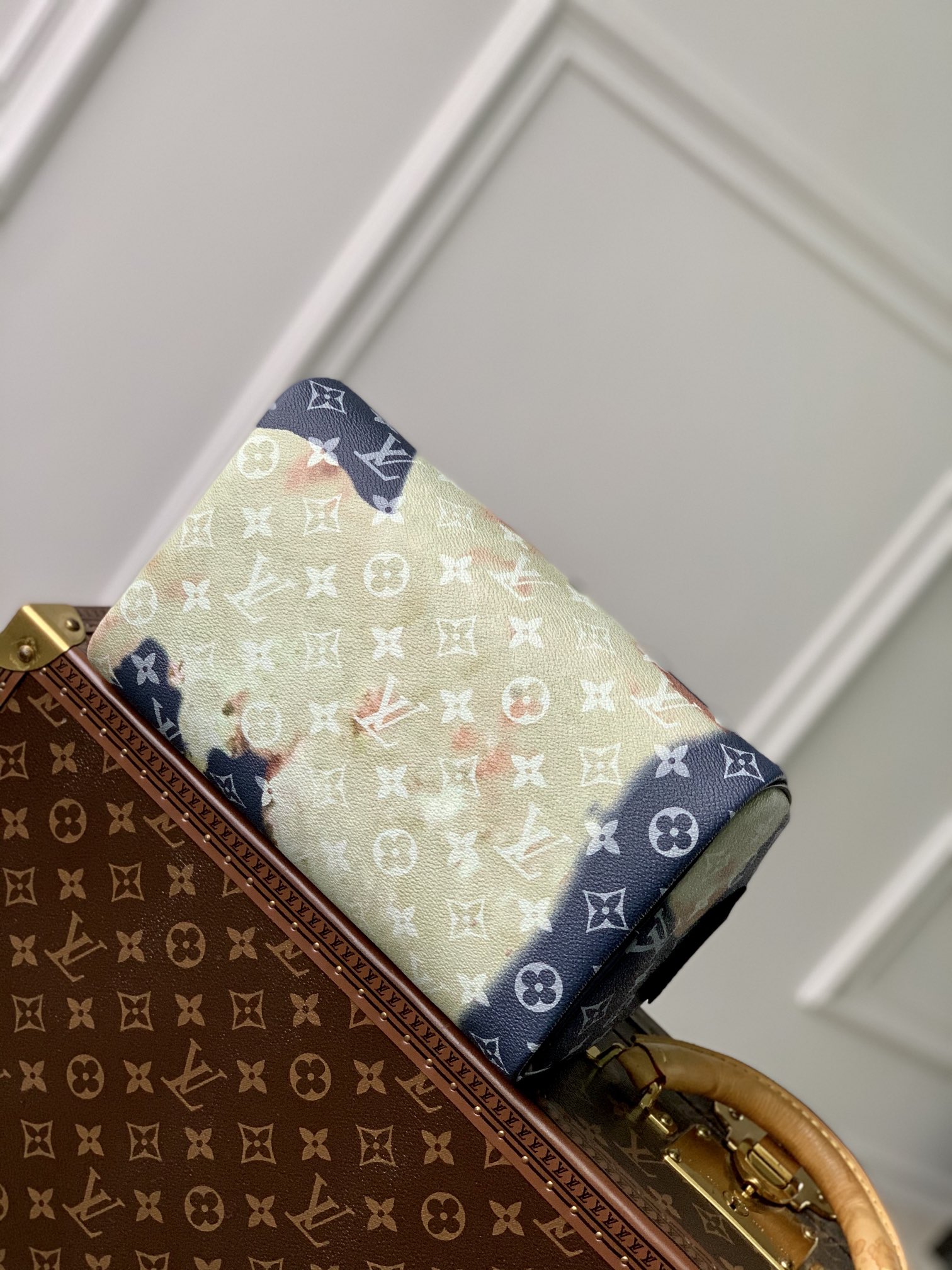 l0*is V*t0n dopp kit-28 x 15 x 16.5cm