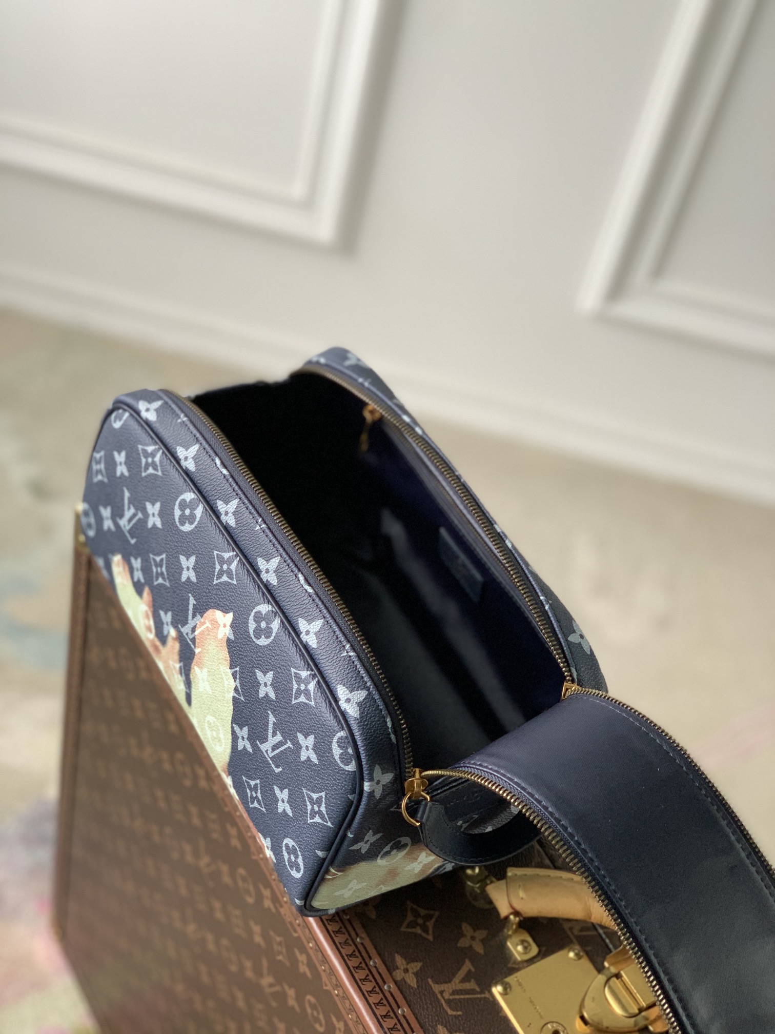 l0*is V*t0n dopp kit-28 x 15 x 16.5cm