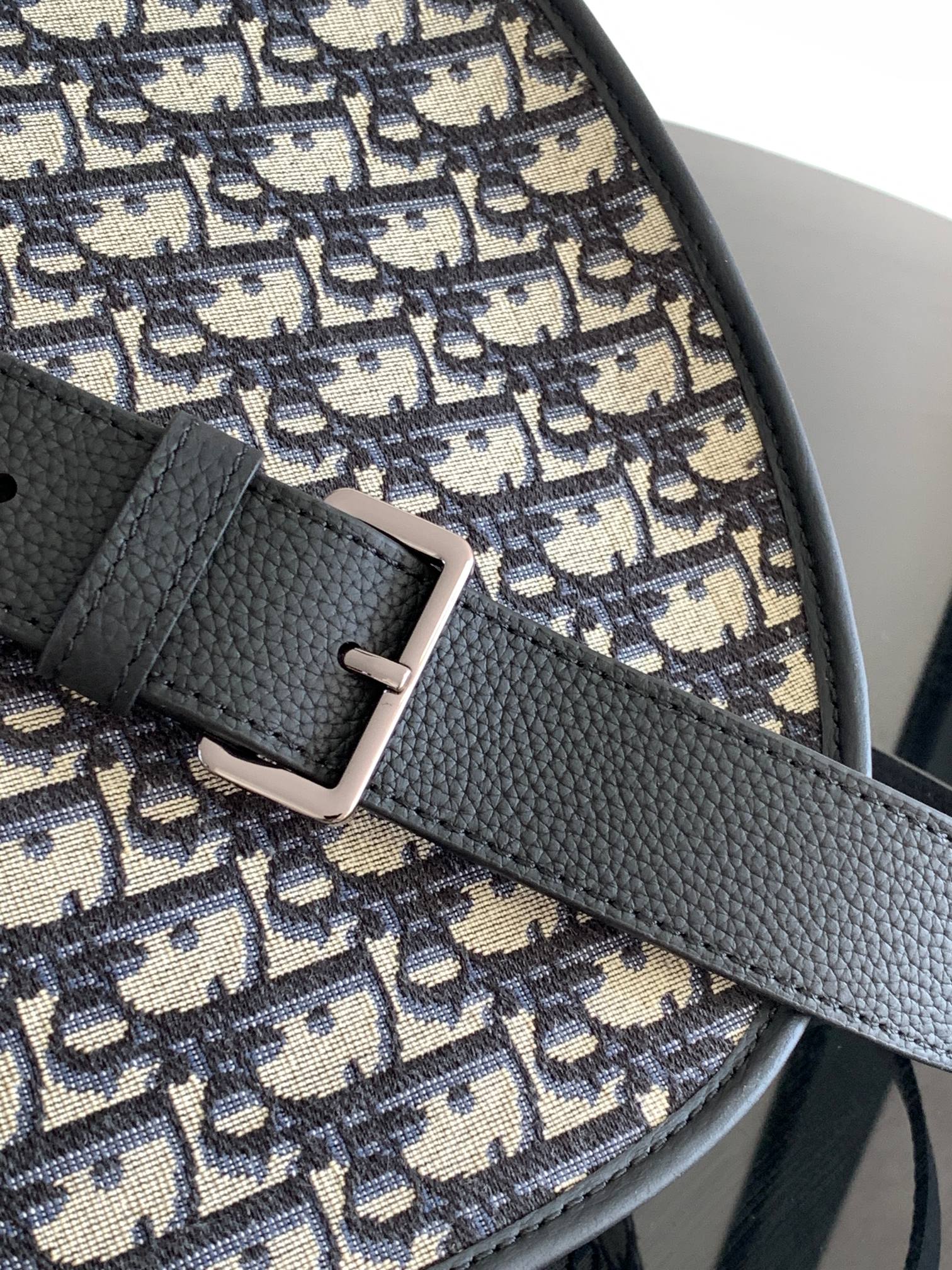 D*or gallop messenger bag-28 x 22 x 7 cm