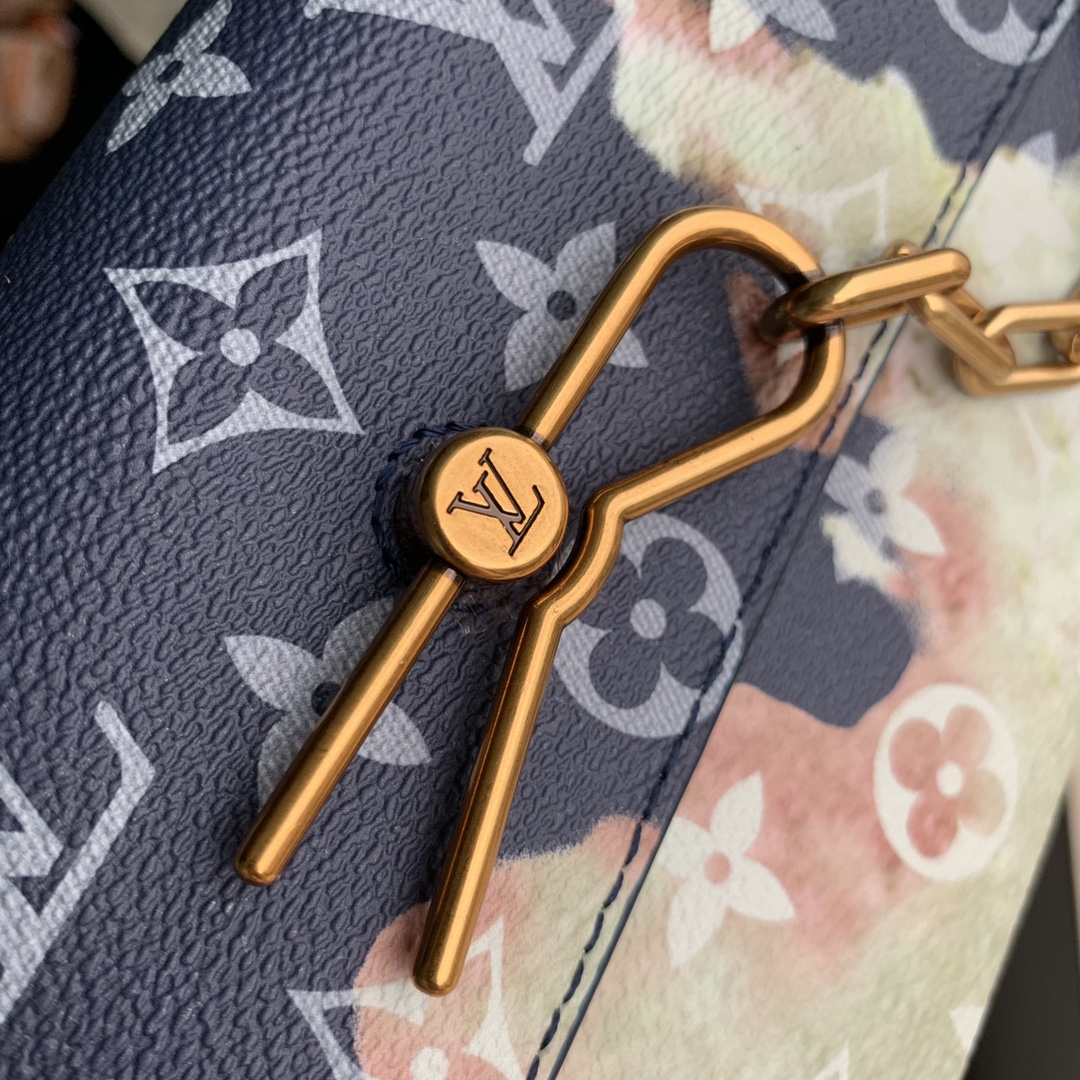 l0*is V*t0n steamer bag-18x 11x 6.5cm