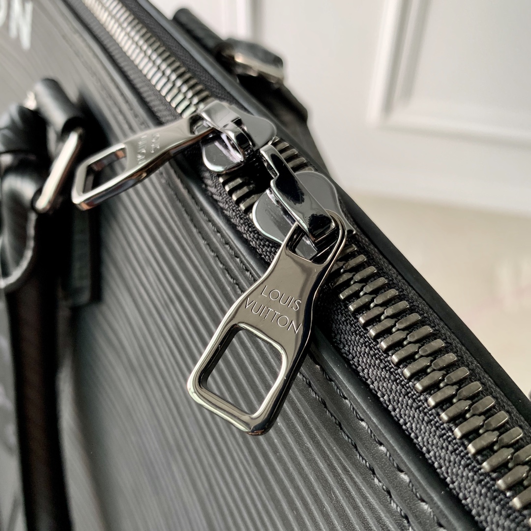 l0*is V*t0n alma travel bag-64 x 42 x 22cm