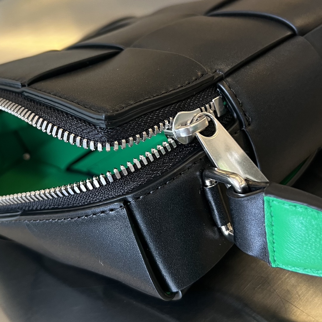 bo*te*ga Ve*ne*ta camera bag-20x15x5cm