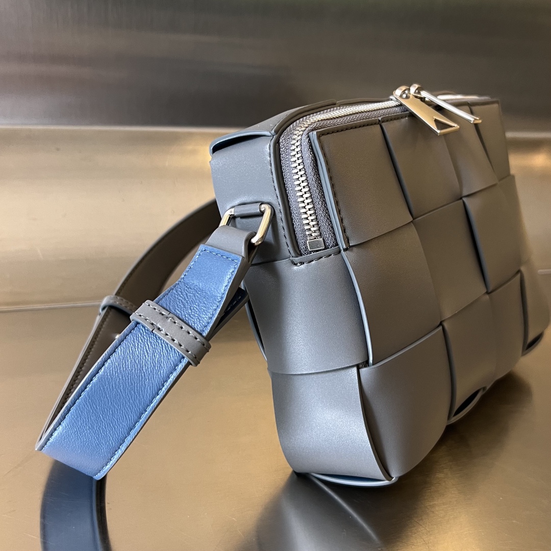 bo*te*ga Ve*ne*ta camera bag-20x15x5cm