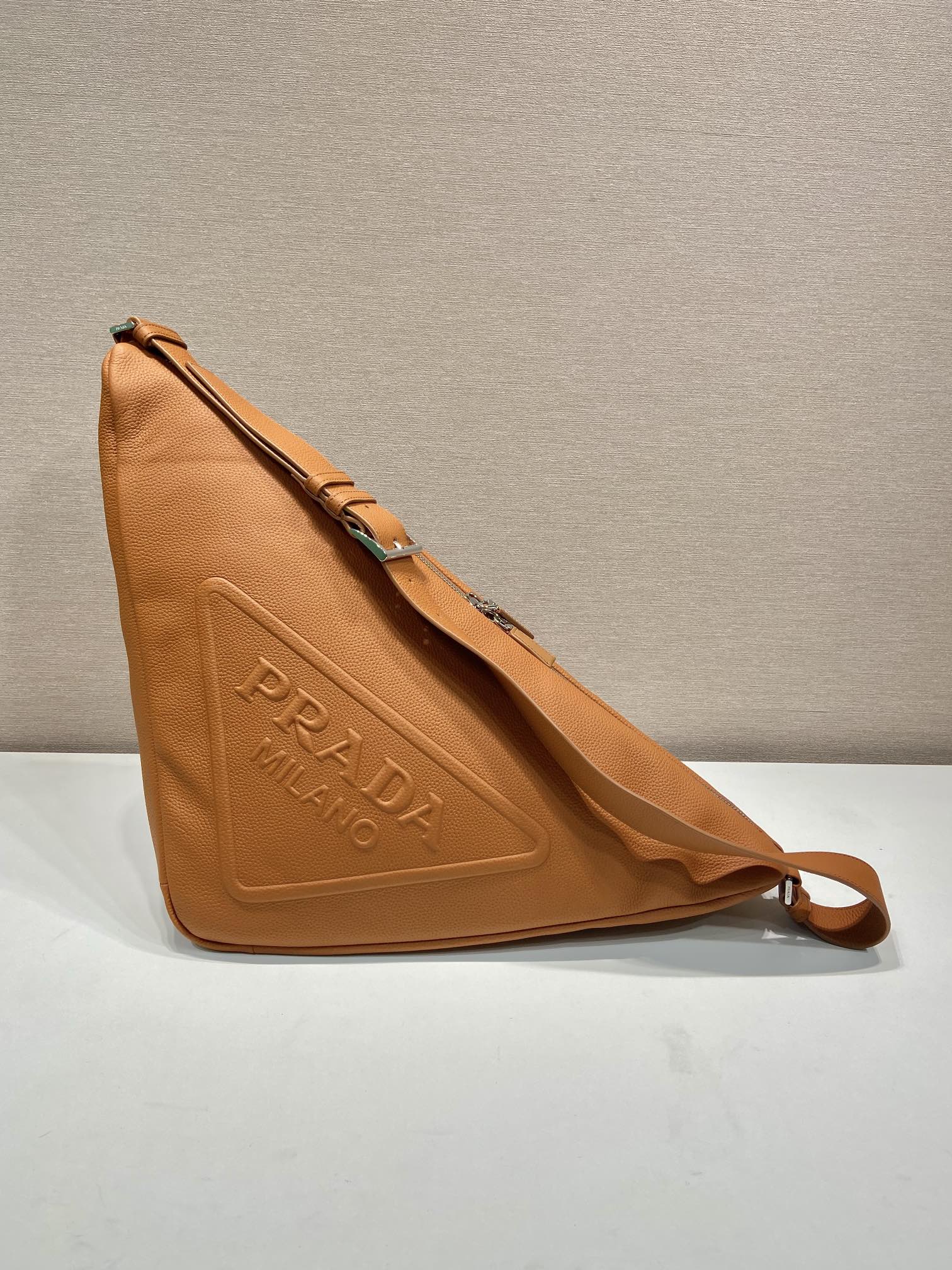 Pra*a 2vy007 triangle bag-22.5*31*28cm