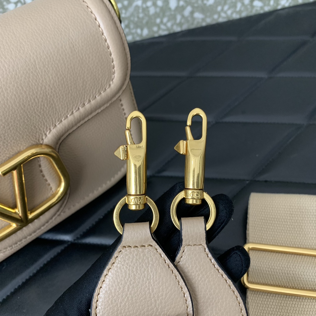 Va1e*ntin0 garavani allnite bag-23.5✖️18✖️8cm