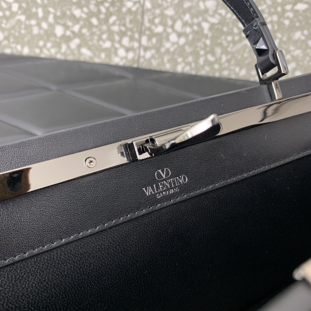 Va1e*ntin0 garavani rockstud 23 bag-28*14*8cm