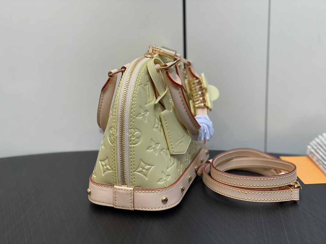 l0*is V*t0n alma bb m24062-23.5 x 17.5 x 11.5cm