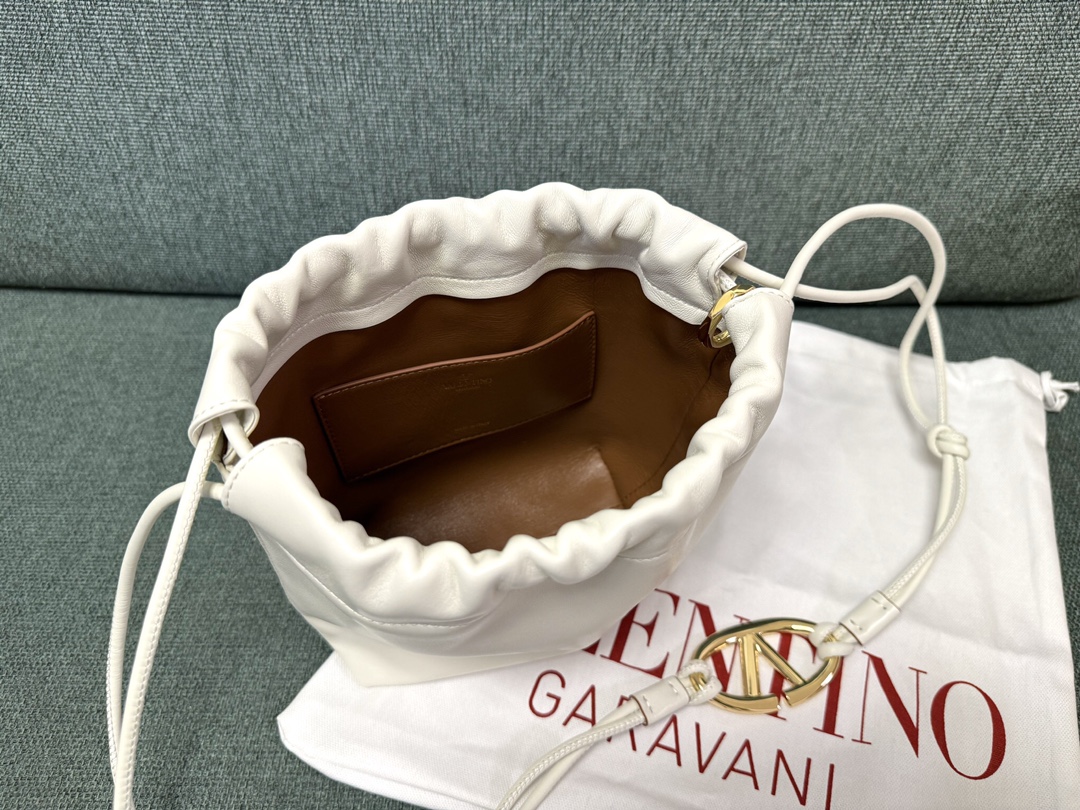 Va1e*ntin0 garavani vlogo pouf bag-20x17x8cm