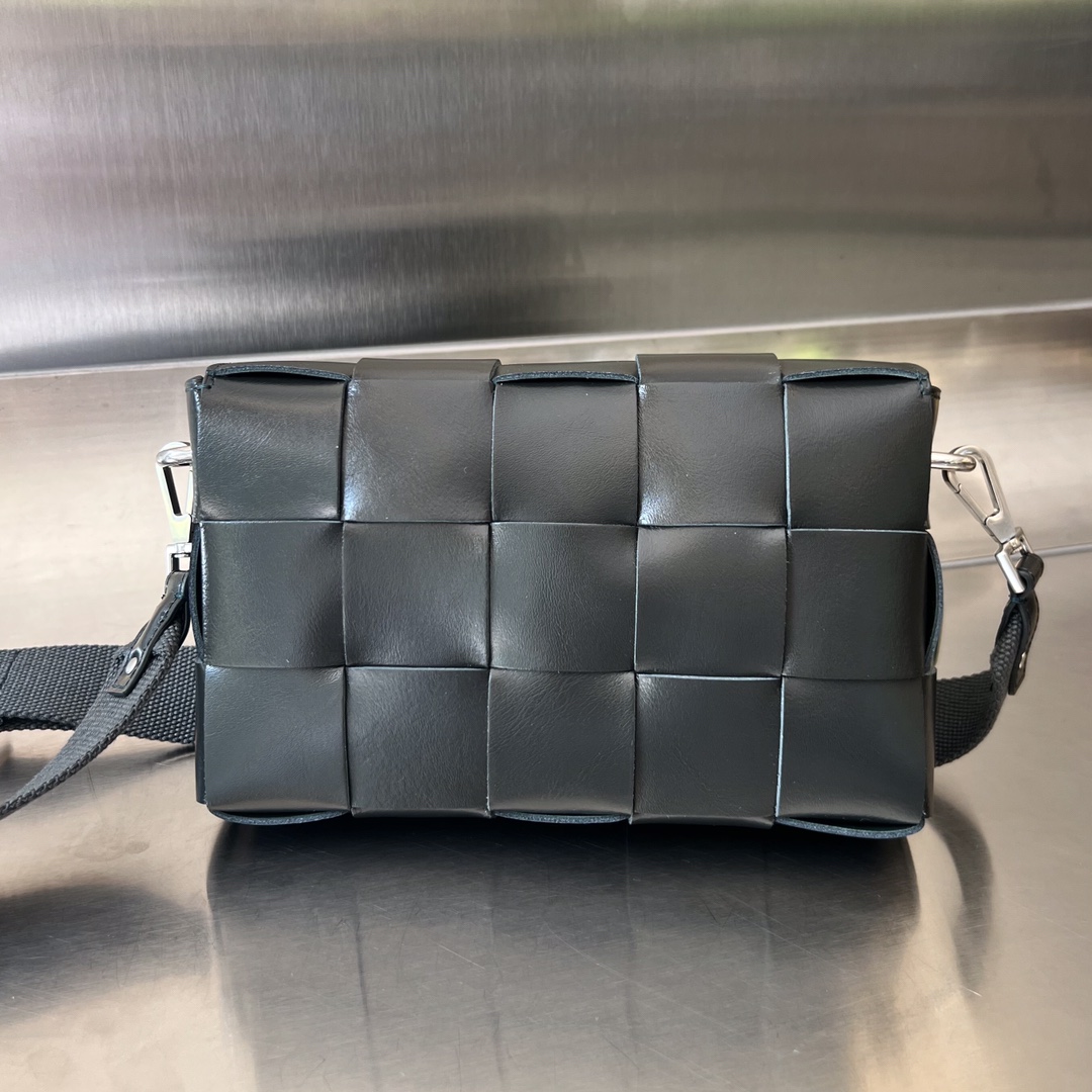 bo*te*ga Ve*ne*ta crossbody bag-23x15x5cm