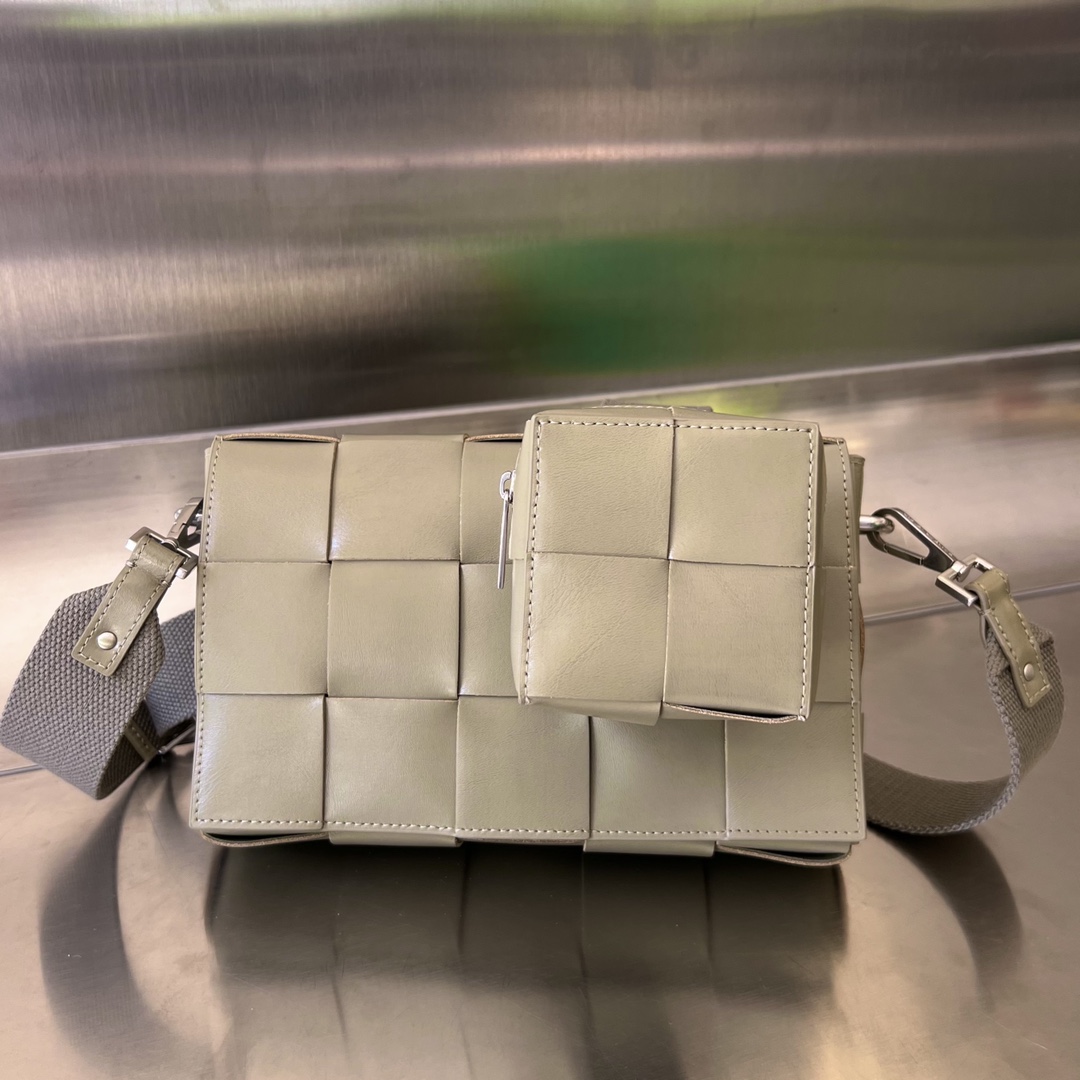 bo*te*ga Ve*ne*ta crossbody bag-23x15x5cm