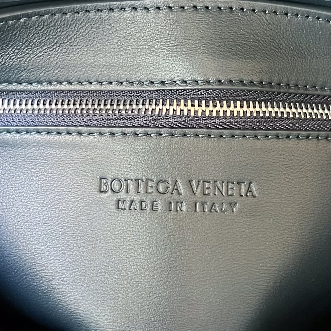 bo*te*ga Ve*ne*ta crossbody bag-23x15x5cm