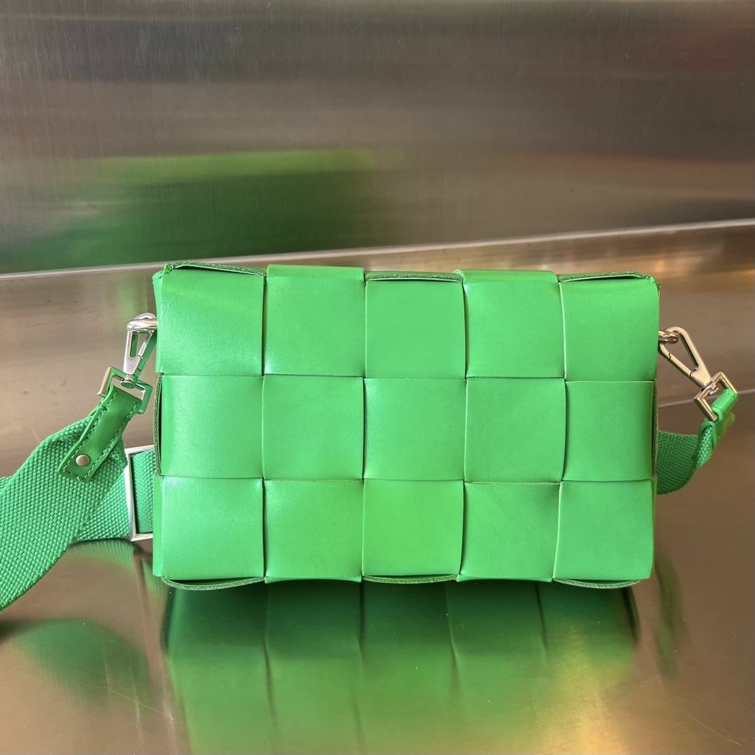 bo*te*ga Ve*ne*ta crossbody bag-23x15x5cm