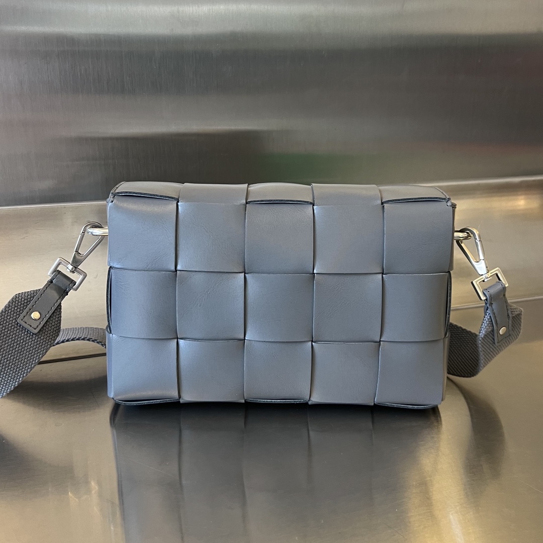 bo*te*ga Ve*ne*ta crossbody bag-23x15x5cm