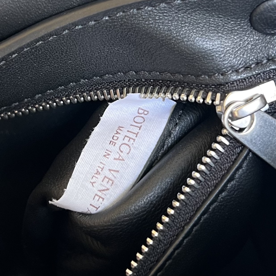 bo*te*ga Ve*ne*ta crossbody bag-23x15x5cm