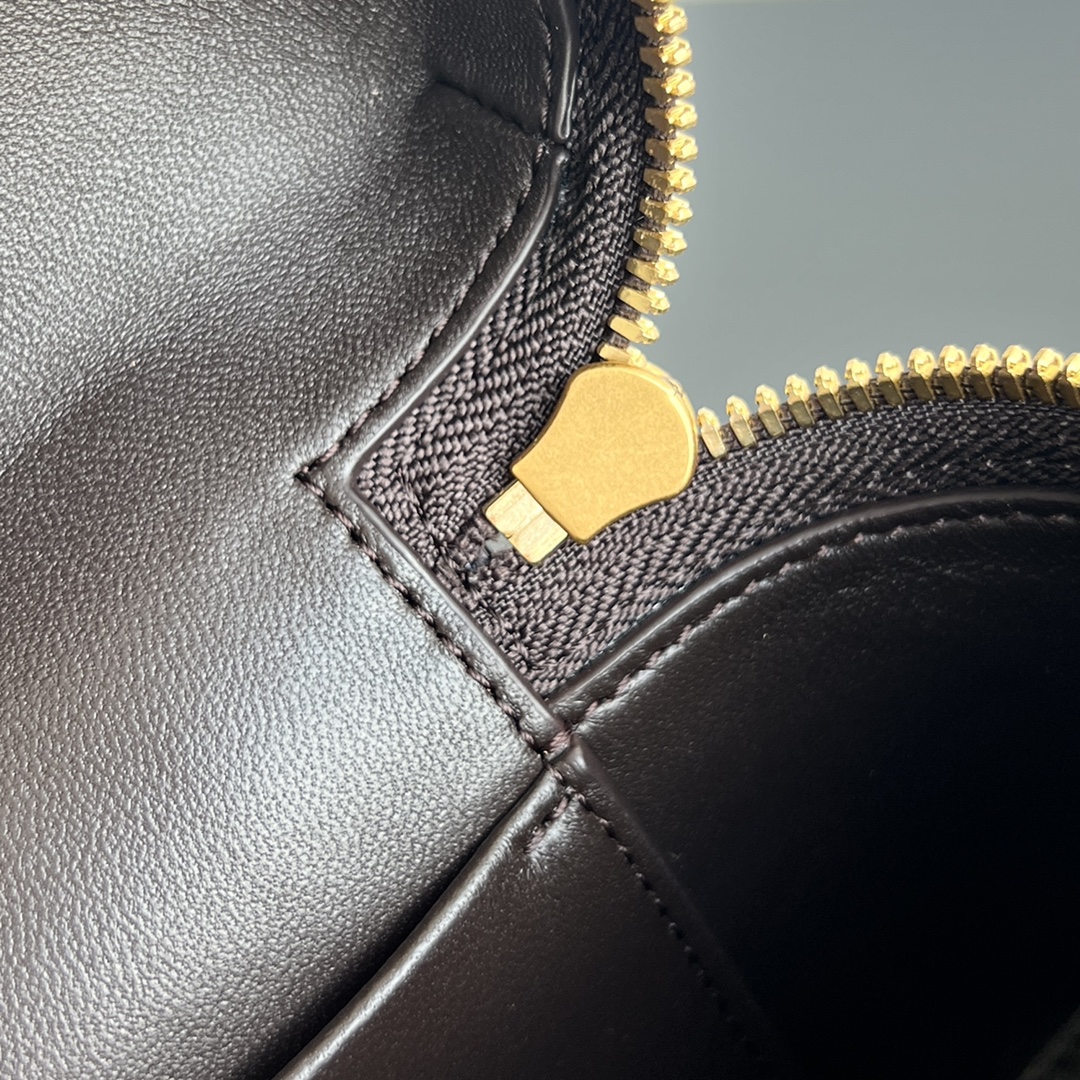 bo*te*ga Ve*ne*ta vanity case bag-22x12.5x5cm