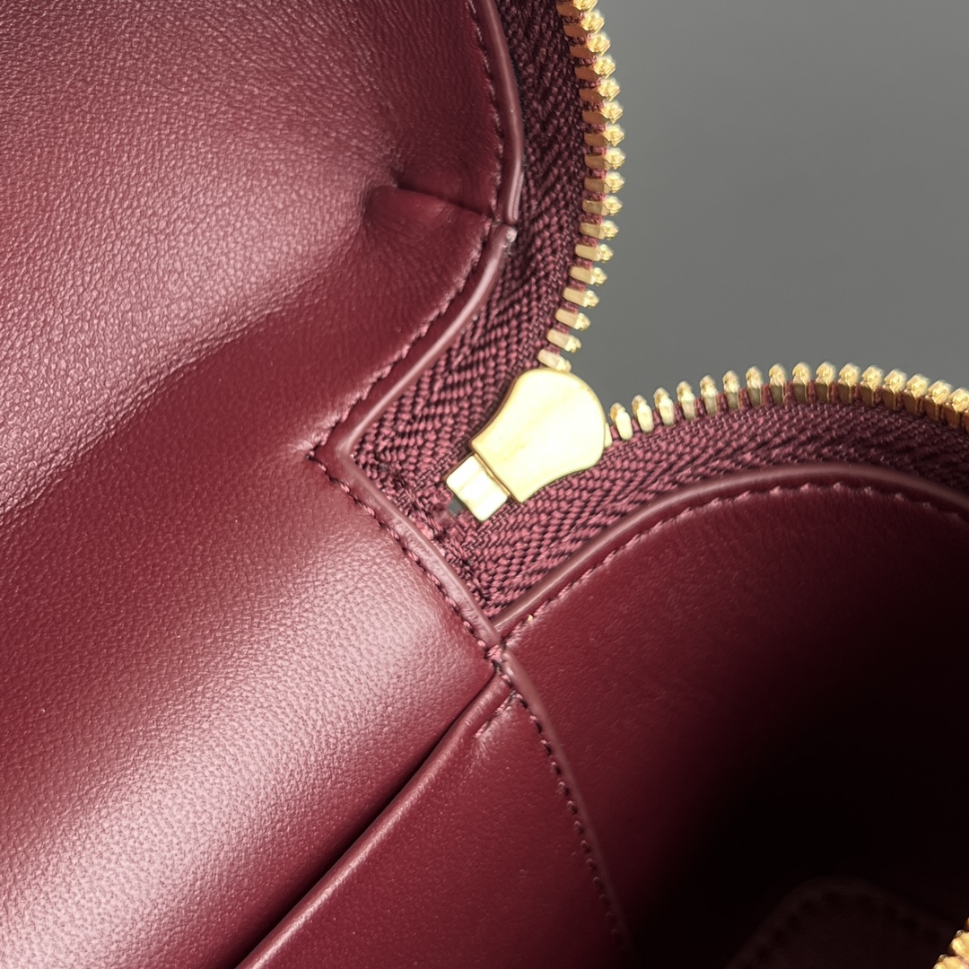 bo*te*ga Ve*ne*ta vanity case bag-22x12.5x5cm