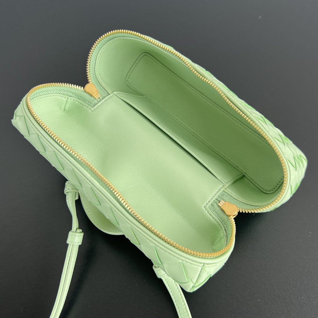bo*te*ga Ve*ne*ta vanity case bag-22x12.5x5cm