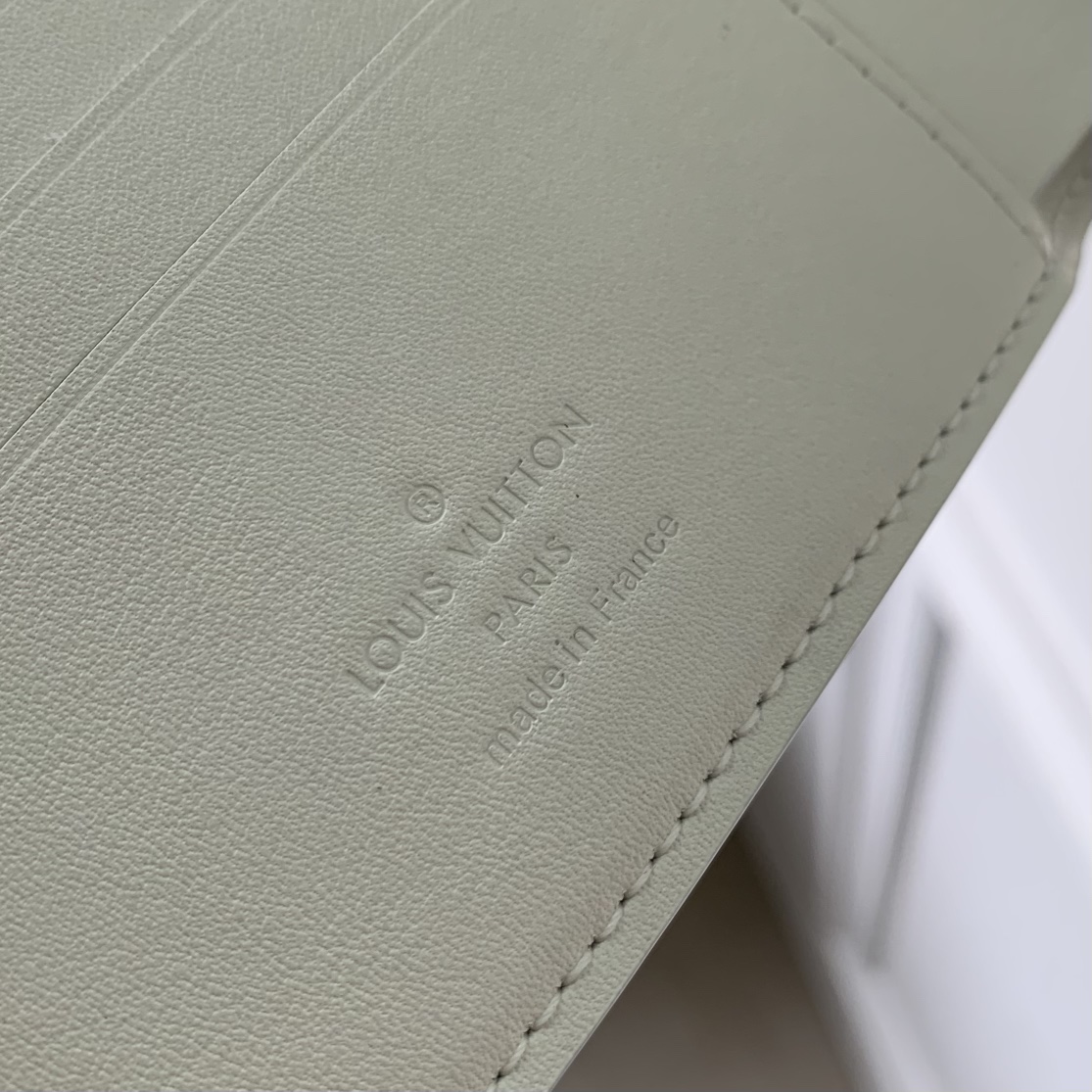 l0*is V*t0n multiple wallet-m61695-11.5 x 9 x 1.5 cm